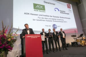Dr. Alexander Wolff von Gudenberg redet bei der Preisverleihung des dfg Award 2019 den die Kasseler Stottertherapie zusammen mit der AOK in der Kategorie „Herausragende digitale Versorgungsmodelle im Gesundheitswesen“ gewinnt