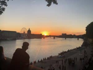 Blick auf den Fluss vor Toulouse im Sonnenuntergang