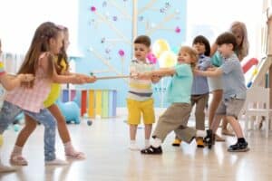 Im Rahmen der Frankini-Therapie für Kinder im Alter von 3 bis 6 Jahren spielen die Kinder Tauziehen miteinander