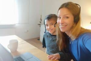 Mutter mit Kind mit Headset beim Üben mit der Therapiesoftware Flunatic