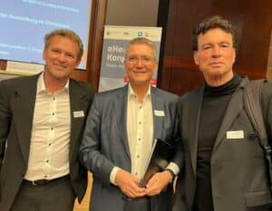 Herbert Frosch zusammen mit stellvertretende Vorsitzende der Techniker Krankenkasse Thomas Ballast und Dr. Alexander Wolff von Gudenberg auf dem eHealth-Kongress 2022 Rhein-Main und Hessen