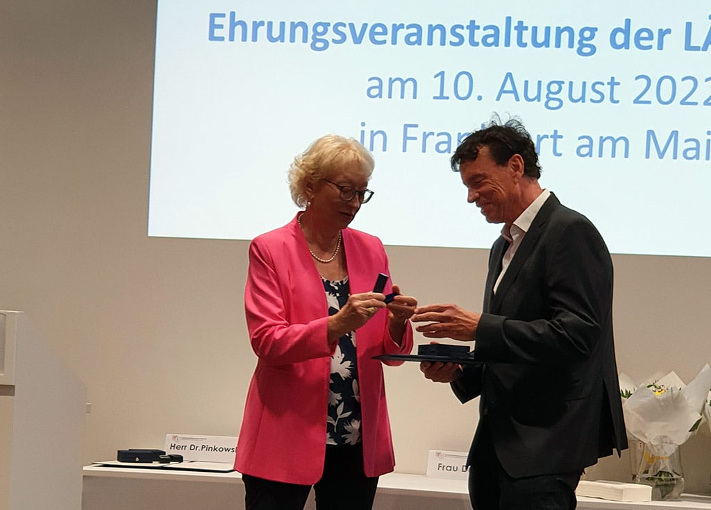Dr. Alexander Wolff von Gudenberg wird in Frankfurt mit der silbernen Ehrenplakette der Landesärztekammer des Landes Hessen (LÄKH) für seine langjährige, erfolgreiche Tätigkeit geehrt