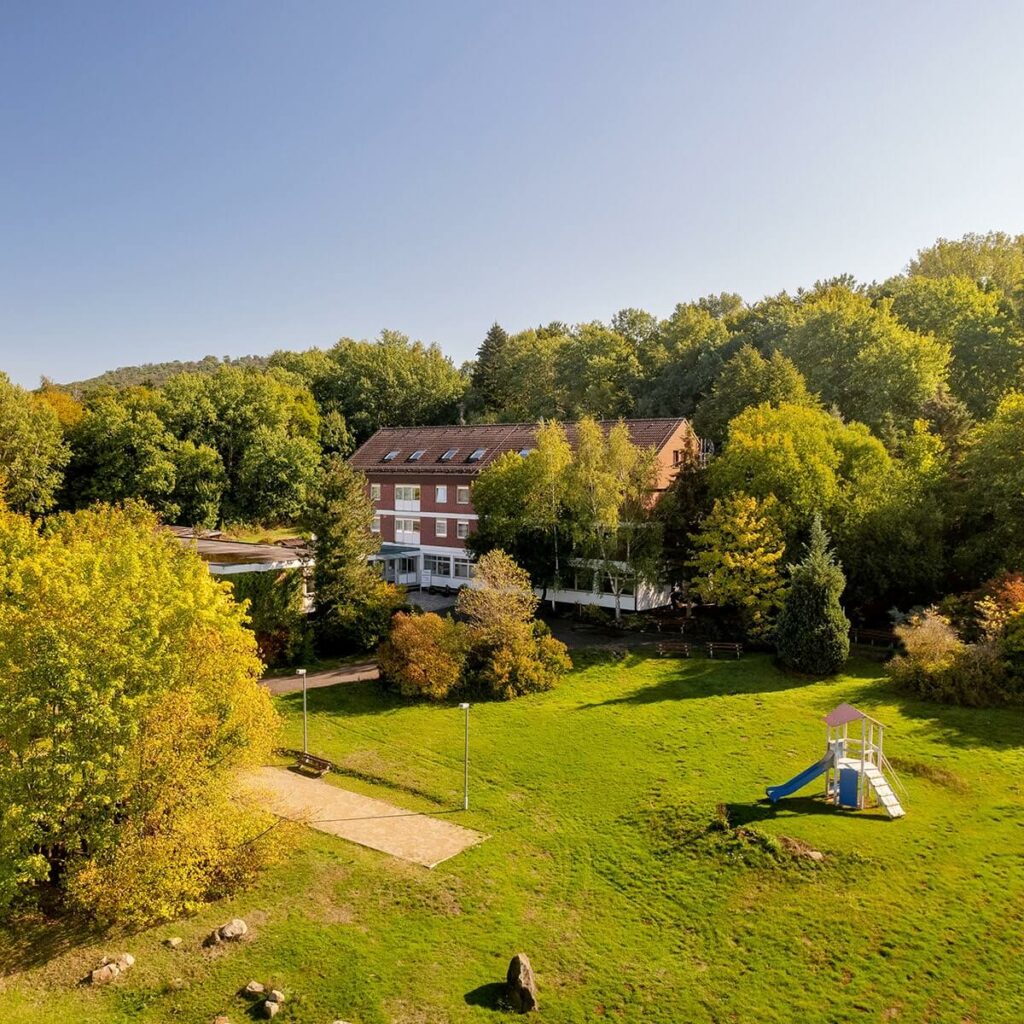Die Kasseler Stottertherapie hat Ihren Sitz in Bad Emstal bei Kassel. Der Sitz liegt direkt am Waldrand inmitten des Naturparks Habichtswald.