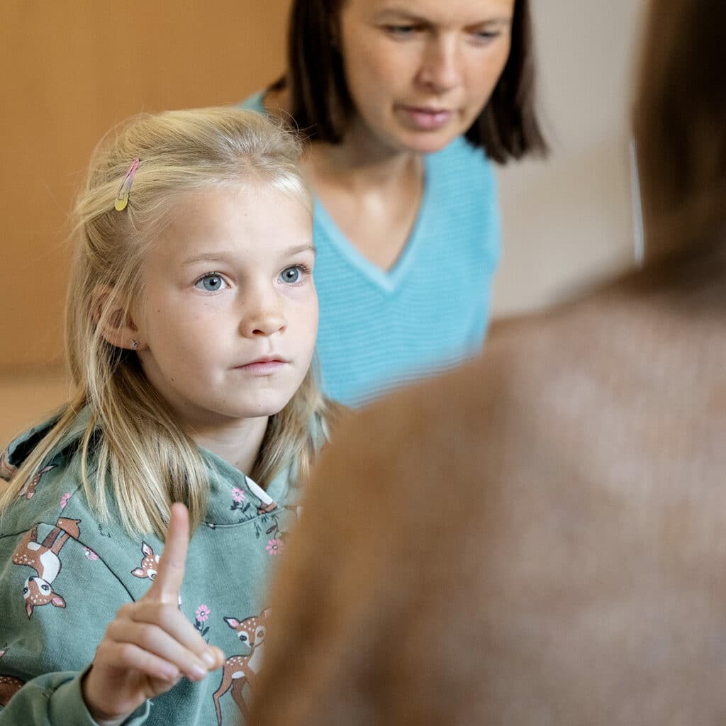 Beim "weichen Sprechen" runden wir bei Kindern die Stottertherapie mit intensiver Elternarbeit ab.