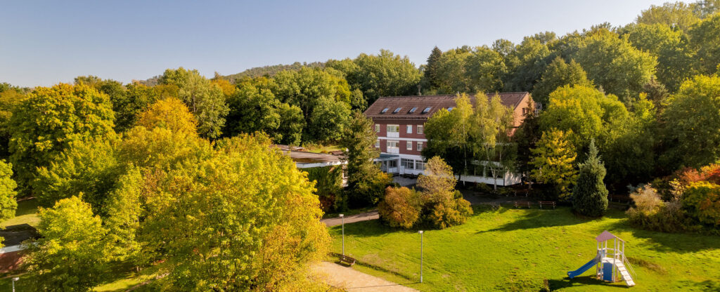 Blick auf das Hauptgebäude der KST Institut GmbH mit Kinderspielturm