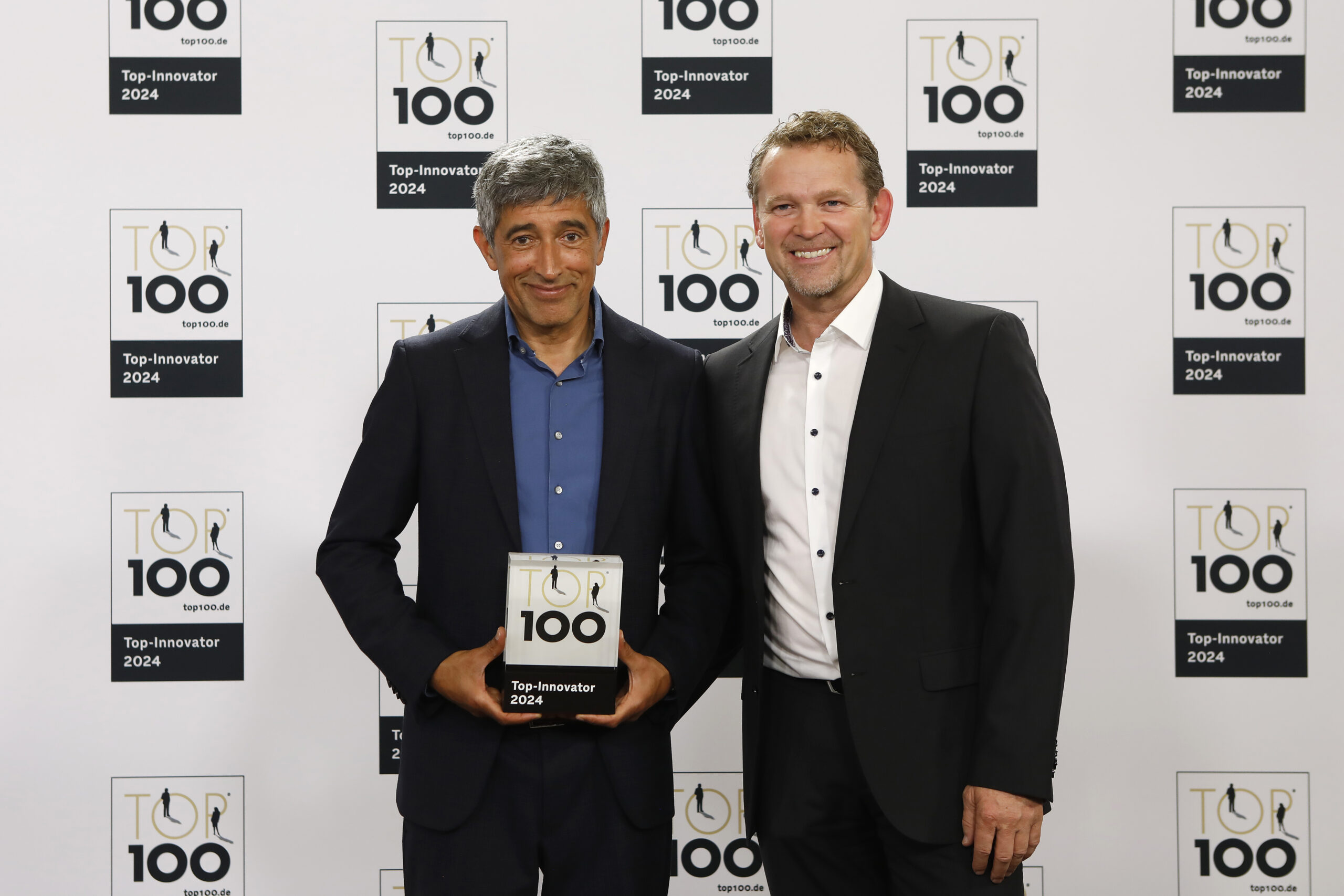 TOP 100-Award: Ranga Yogeshwar ehrt KST Institut und Herbert Frosch